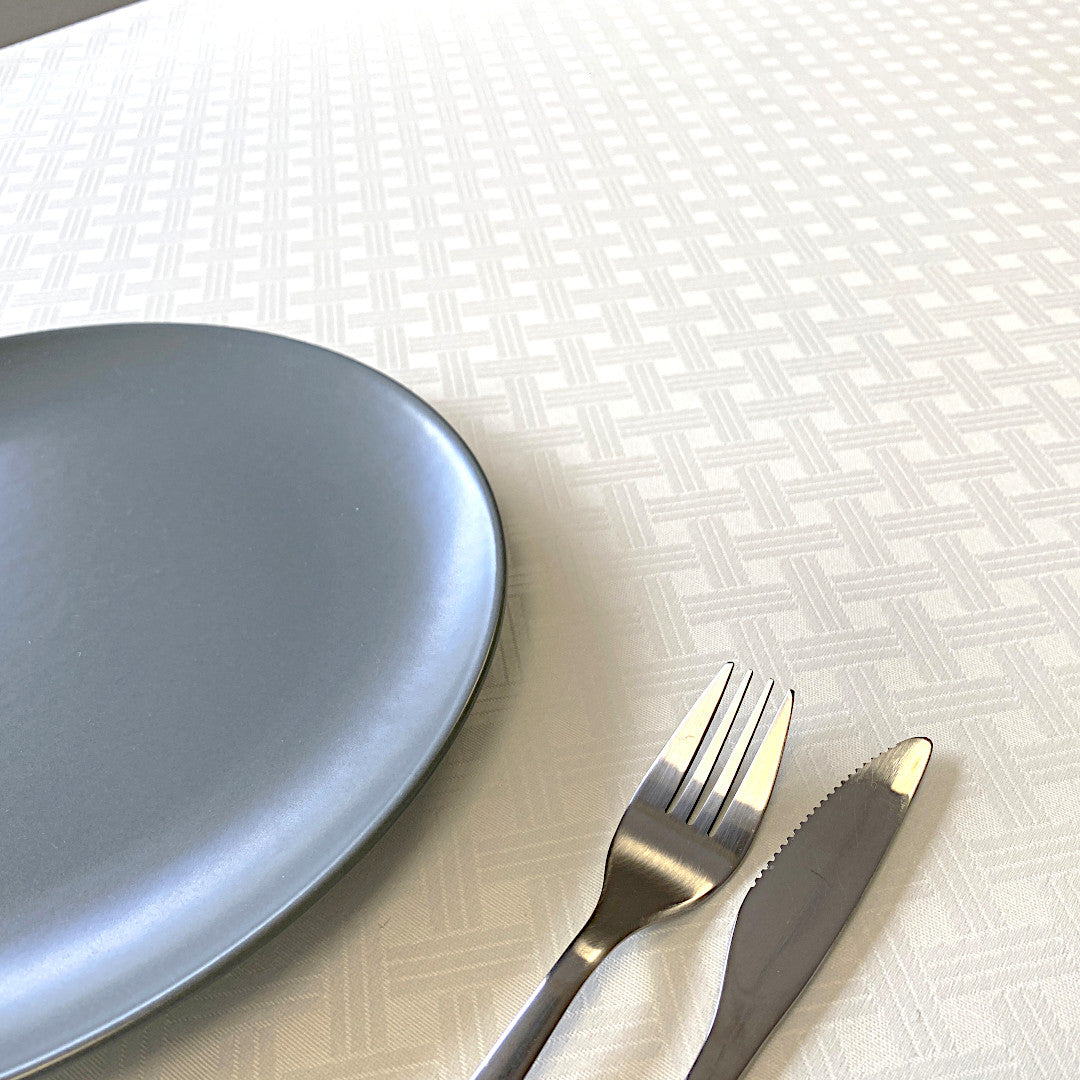 Benlliure Blanco – jacquardgewebte abwaschbare Tischdecke mit Flechtmuster