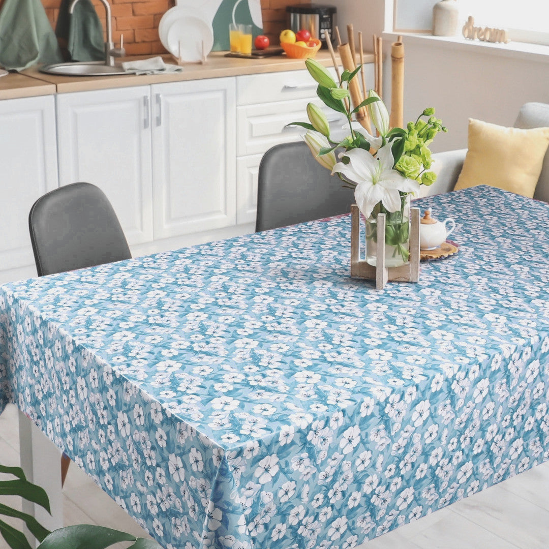 Blomsterflor Blau – leicht geprägte Wachstuch Tischdecke mit weißen Blumen, Ambiente