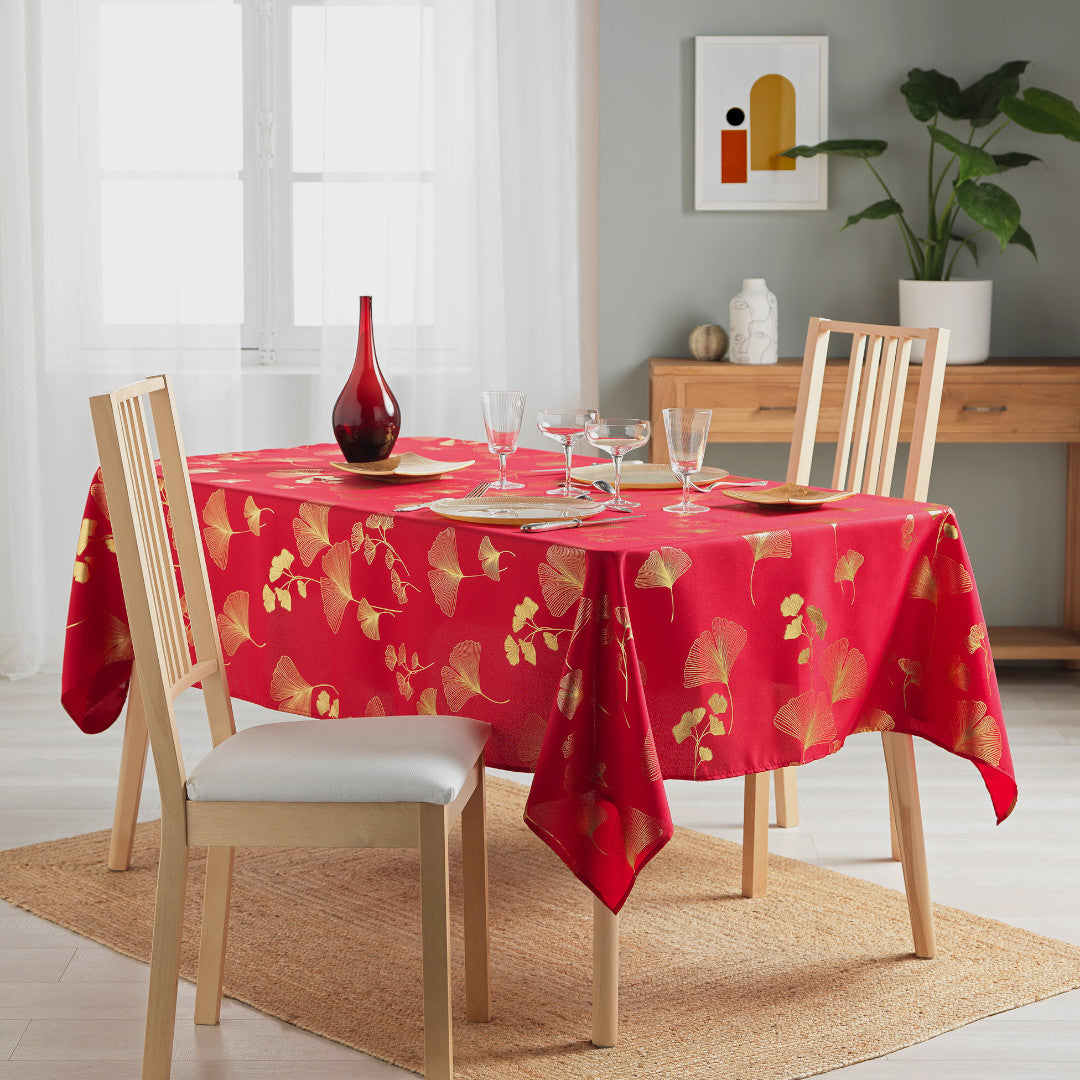 Bloomy Metallic Print - Rot/Gold - Fleckabweisende Weihnachtstischdecke, 150 x 300 cm, Ambienteaufnahme