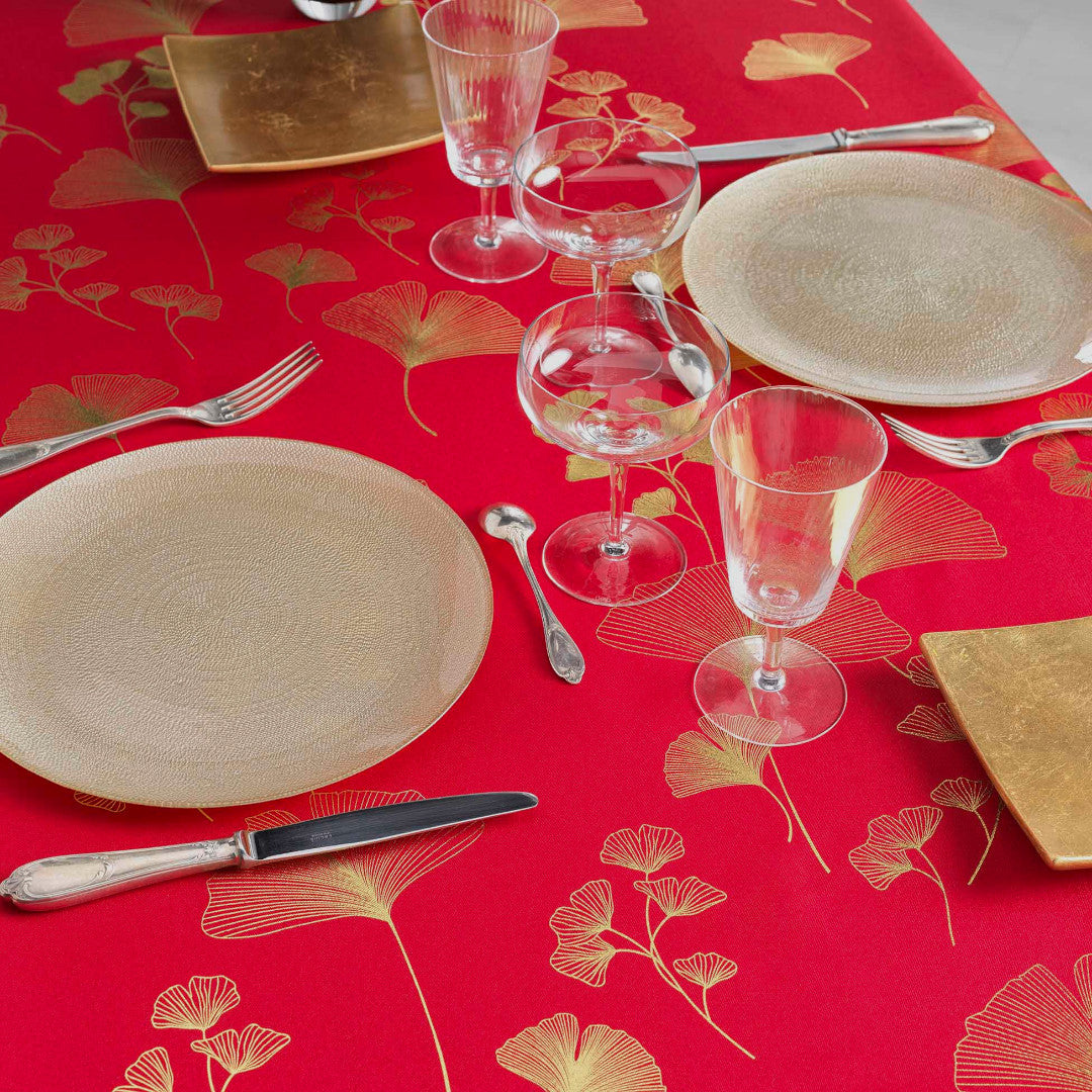 Bloomy Metallic Print - Rot/Gold - Fleckabweisende Weihnachtstischdecke, 150 x 300 cm, Nahaufnahme