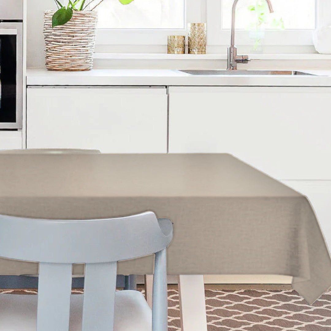 Capri Taupe – Kräftige einfarbige Wachstuch Tischdecke in Ambienteaufnahme