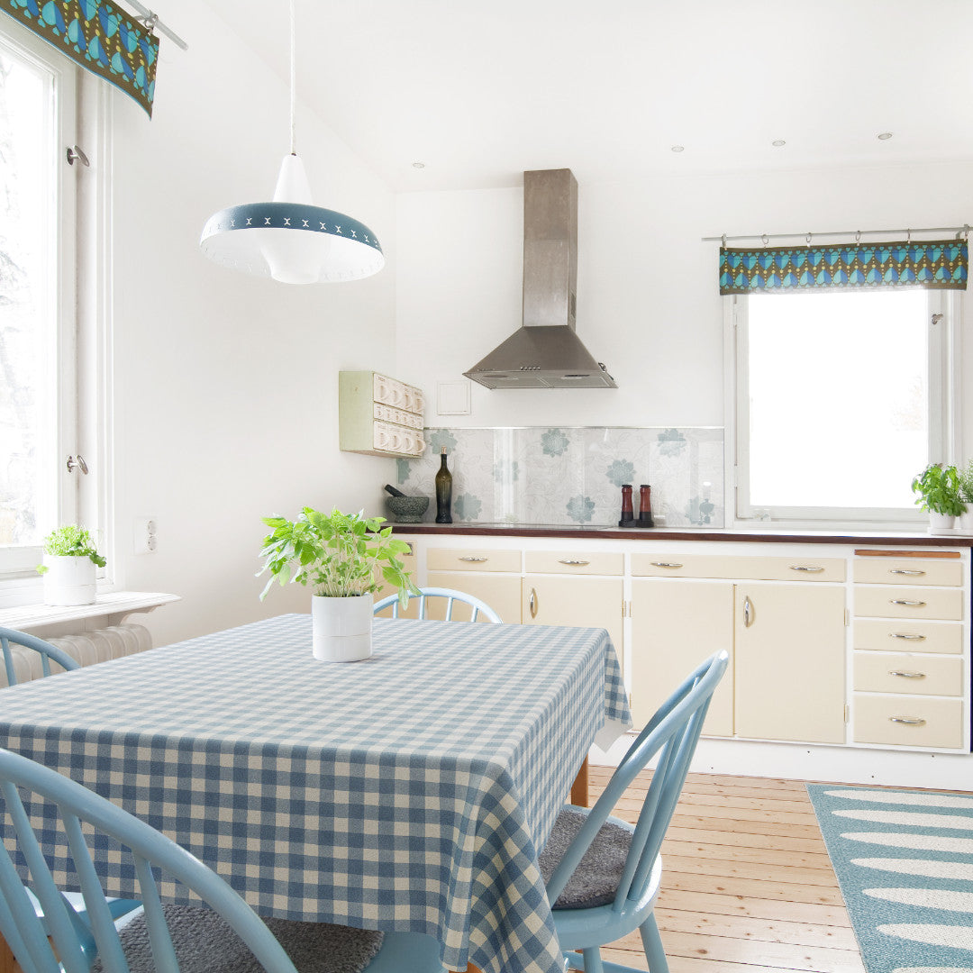 Careaux Blue – Extra starke Wachstuch Tischdecke mit klassischen blauen Karos, Ambienteaufnahme 2