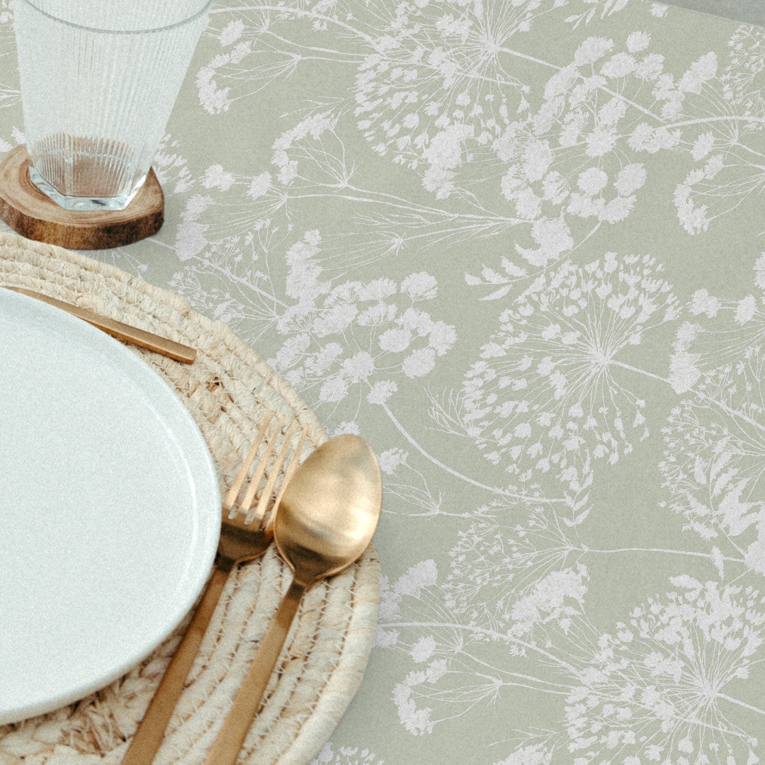 Ceres – Abwaschbare Tischdecke mit Blumensilhouetten in Staubgrün, Nahaufnahme