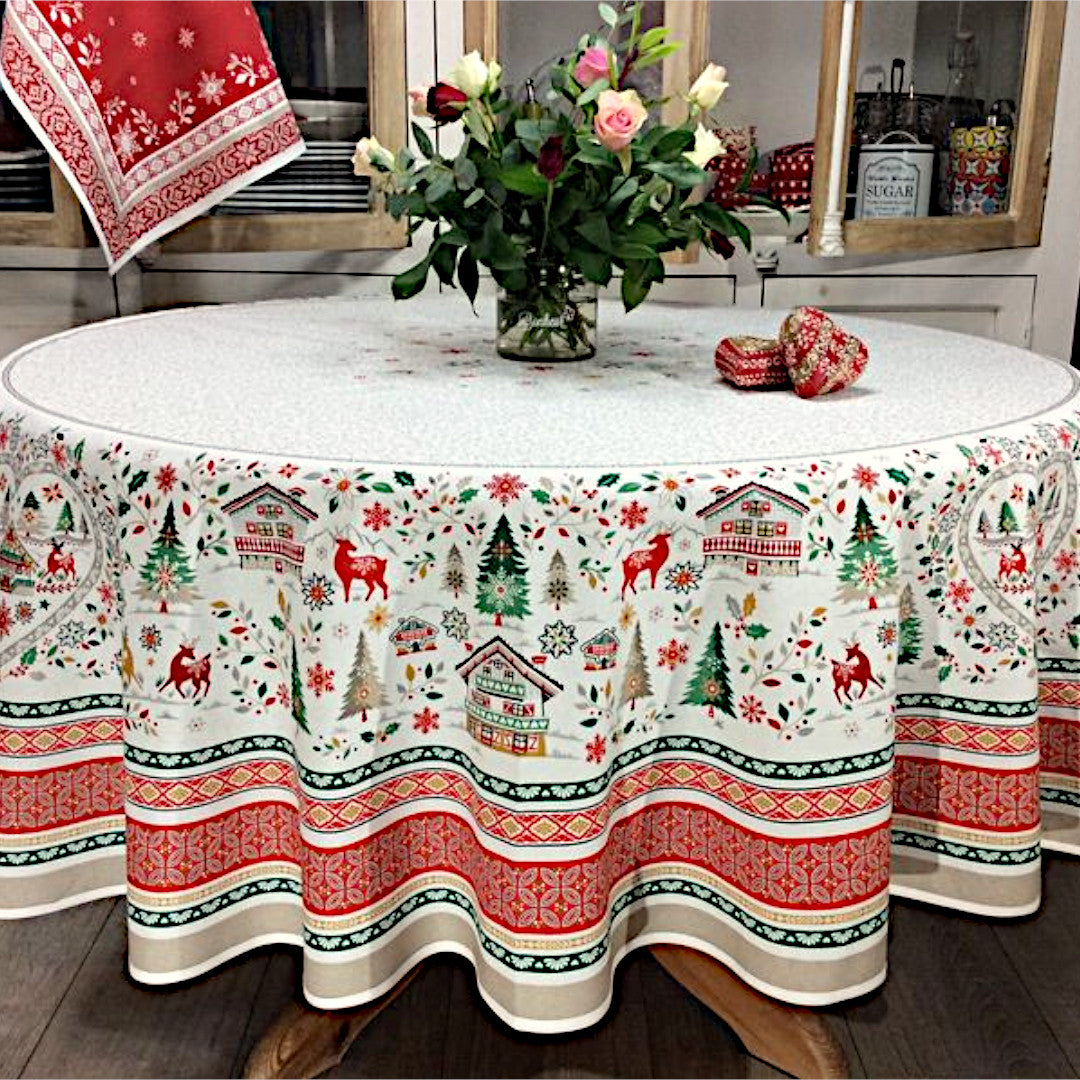 Cervin Rot Grün – Große, runde acrylbeschichtete französische Weihnachtstischdecke Ø 230, Ambienteaufnahme