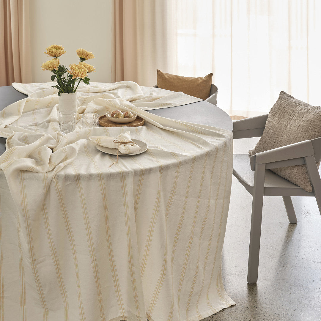 Compliments Leinen Tischdecke Brise, Gelb - 200 x 200 cm, Ambienteaufnahme