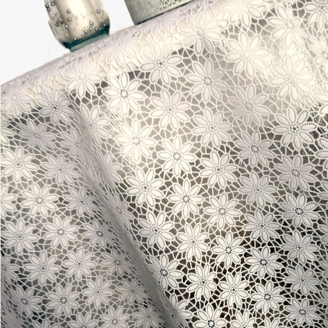 Daisy Lace – cremefarbene Wachstuch Tischdecke mit kleinen Blumen, Nahaufnahme