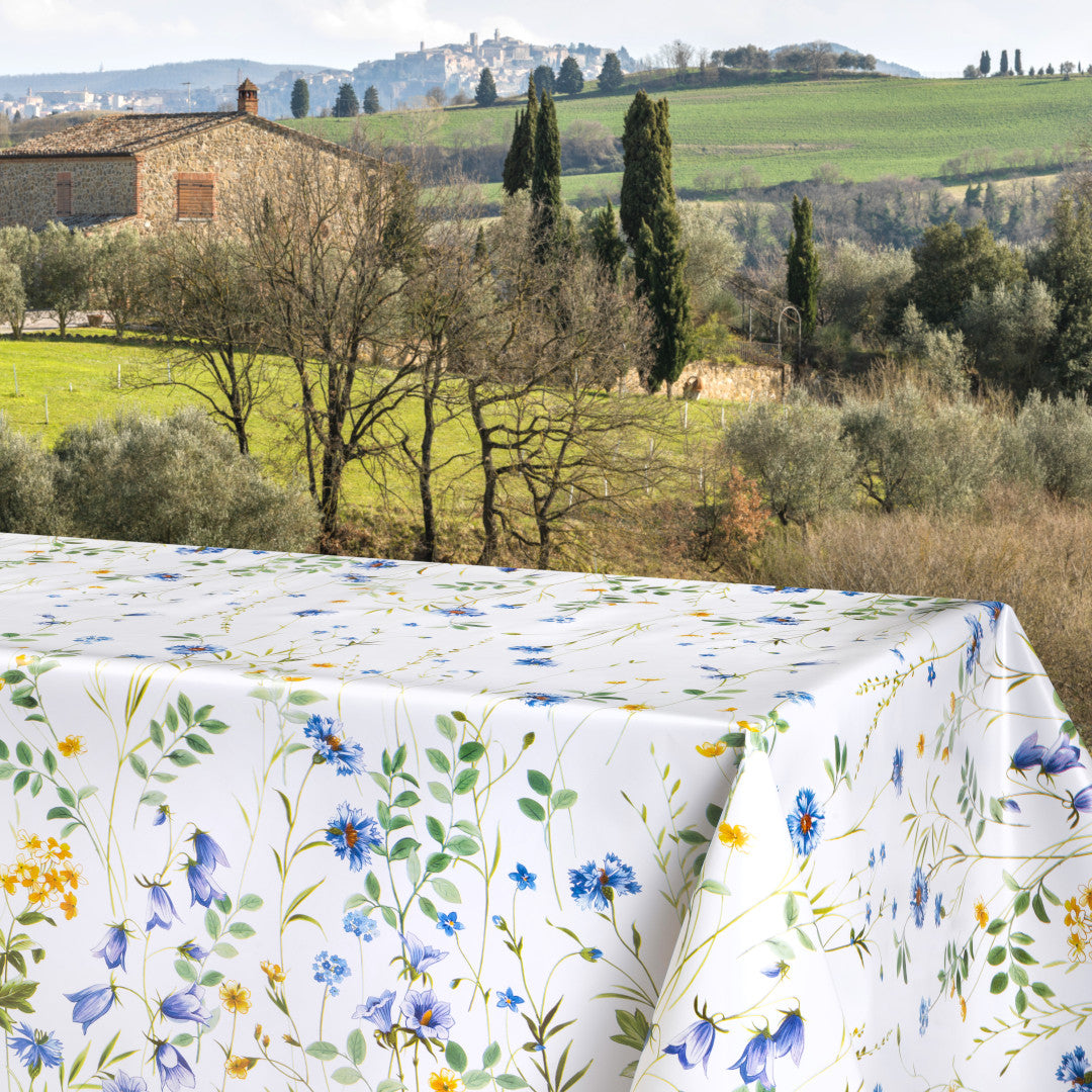 Engblomst Blau – Wachstuch Tischdecke mit feinen Wildblumen, Ambiente
