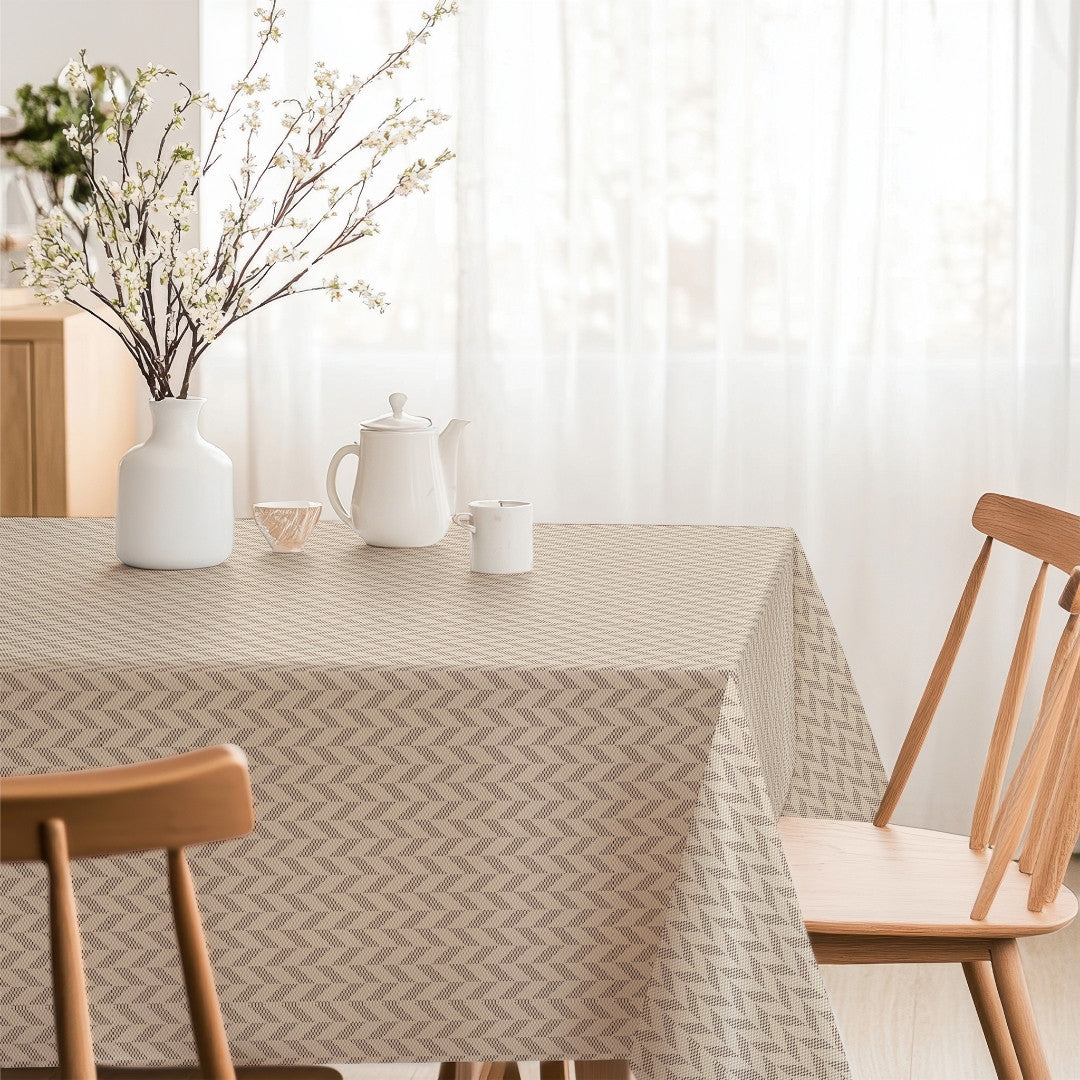 Espiga Rosabeige – Abwaschbare Tischdecke mit elegantem Fischgrätmuster, Ambiente