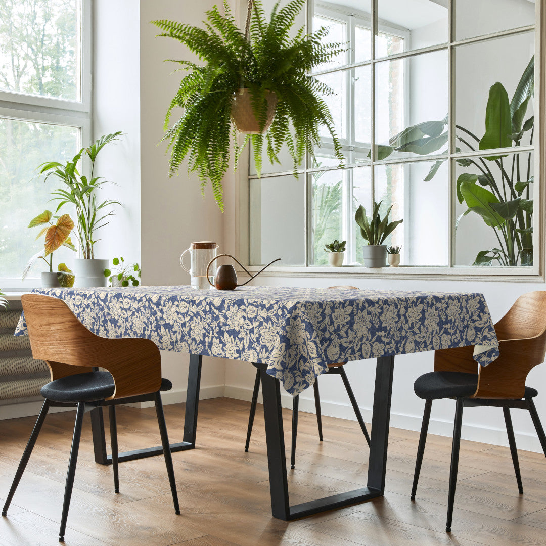 Florena Blue – Extra starke Wachstuch Tischdecke mit Textiloptik, Ambiente