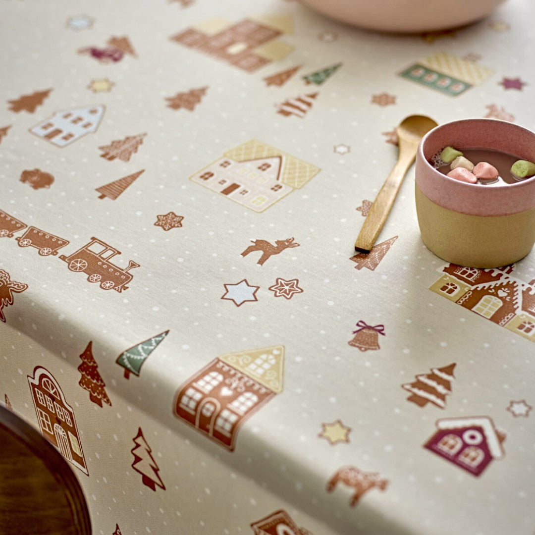 Gingerbread Weihnachtstischdecke – abwaschbare Södahl Tischdecke aus 100% Baumwolle mit rutschfester Unterseite, Tisch