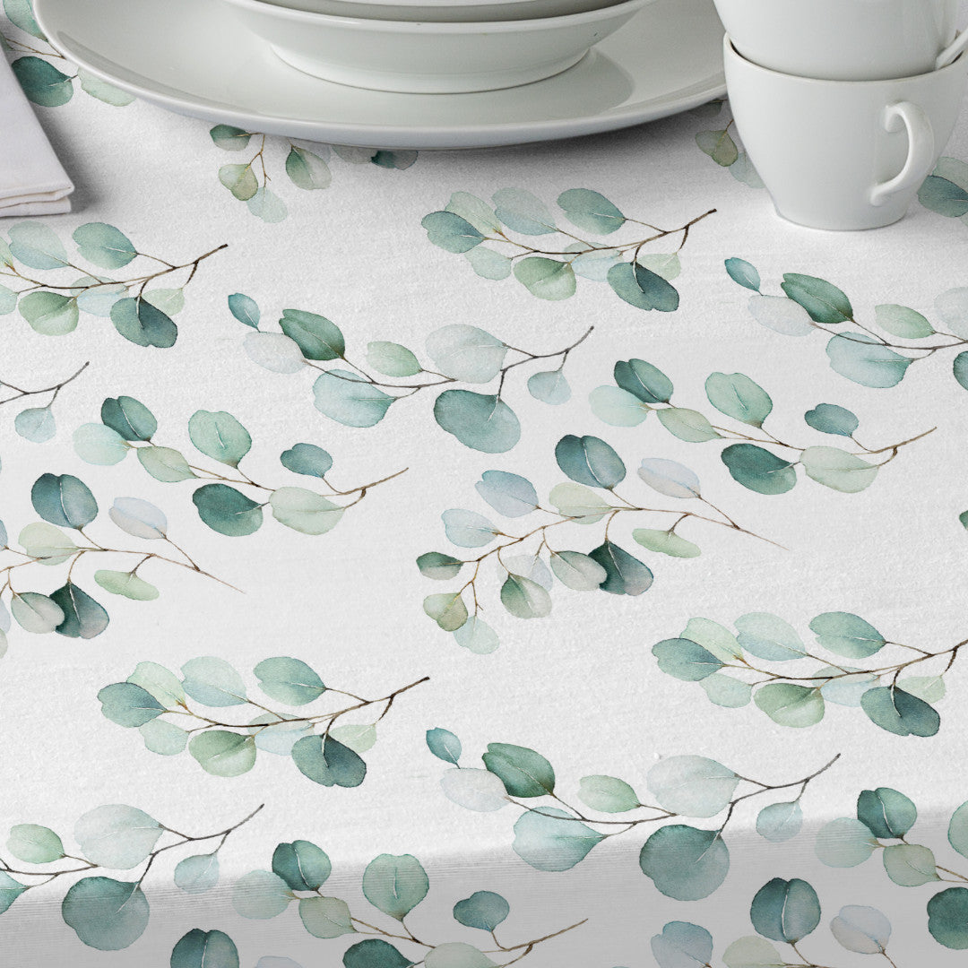 Junos Eucalyptus – Abwaschbare Tischdecke mit Aquarellblättern, Nahaufnahme