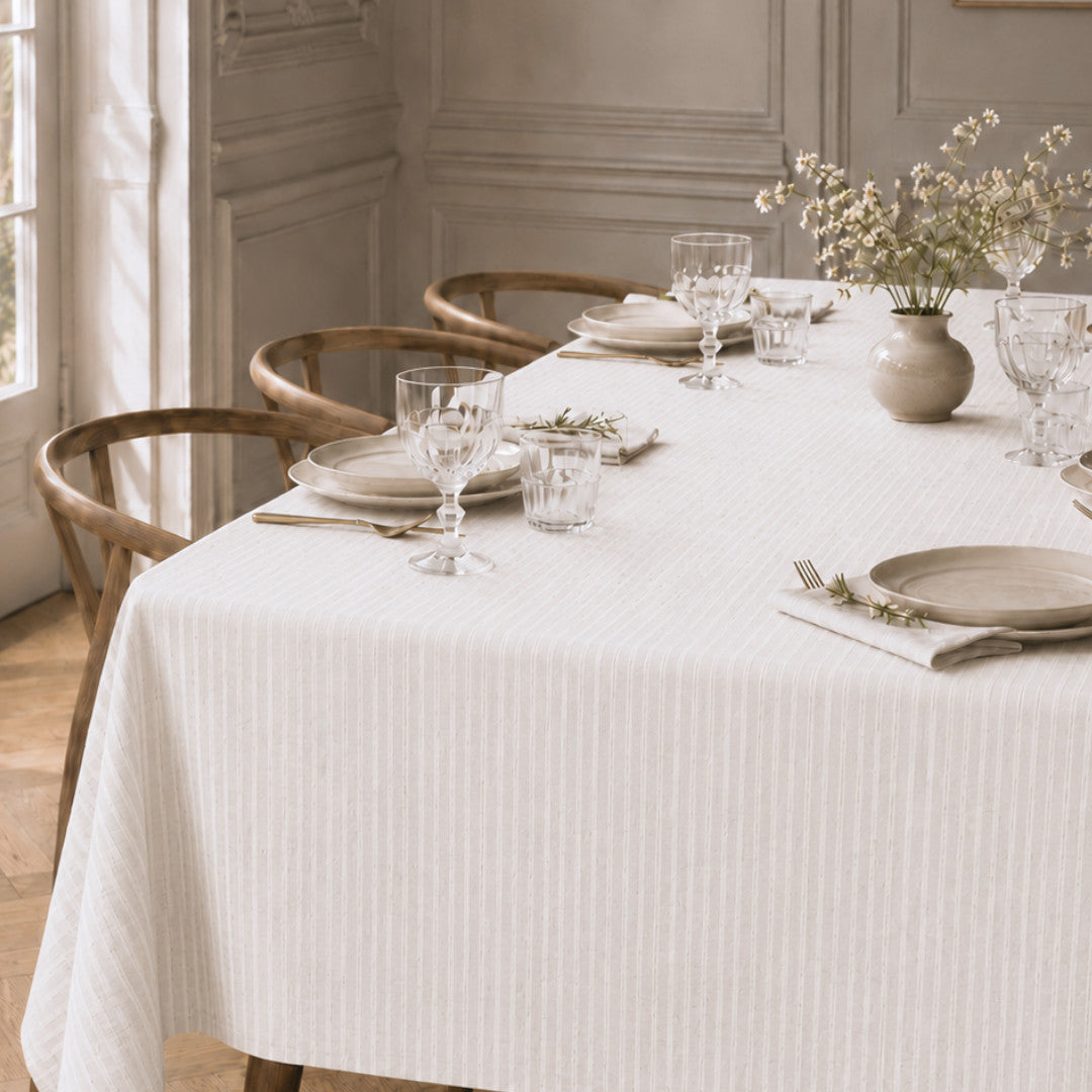 Lam Blanco – jacquardgewebte abwaschbare Tischdecke in Offwhite, Ambiente