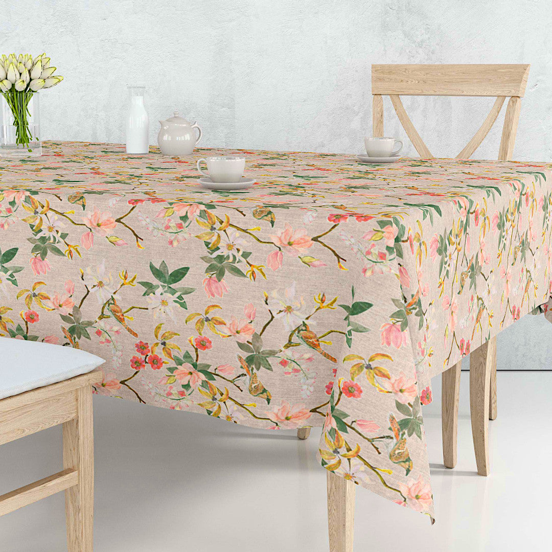 Forårsgren – Abwaschbare Tischdecke in Leinenoptik mit Blumen und Vögeln, 160 cm breit, Ambienteaufnahme