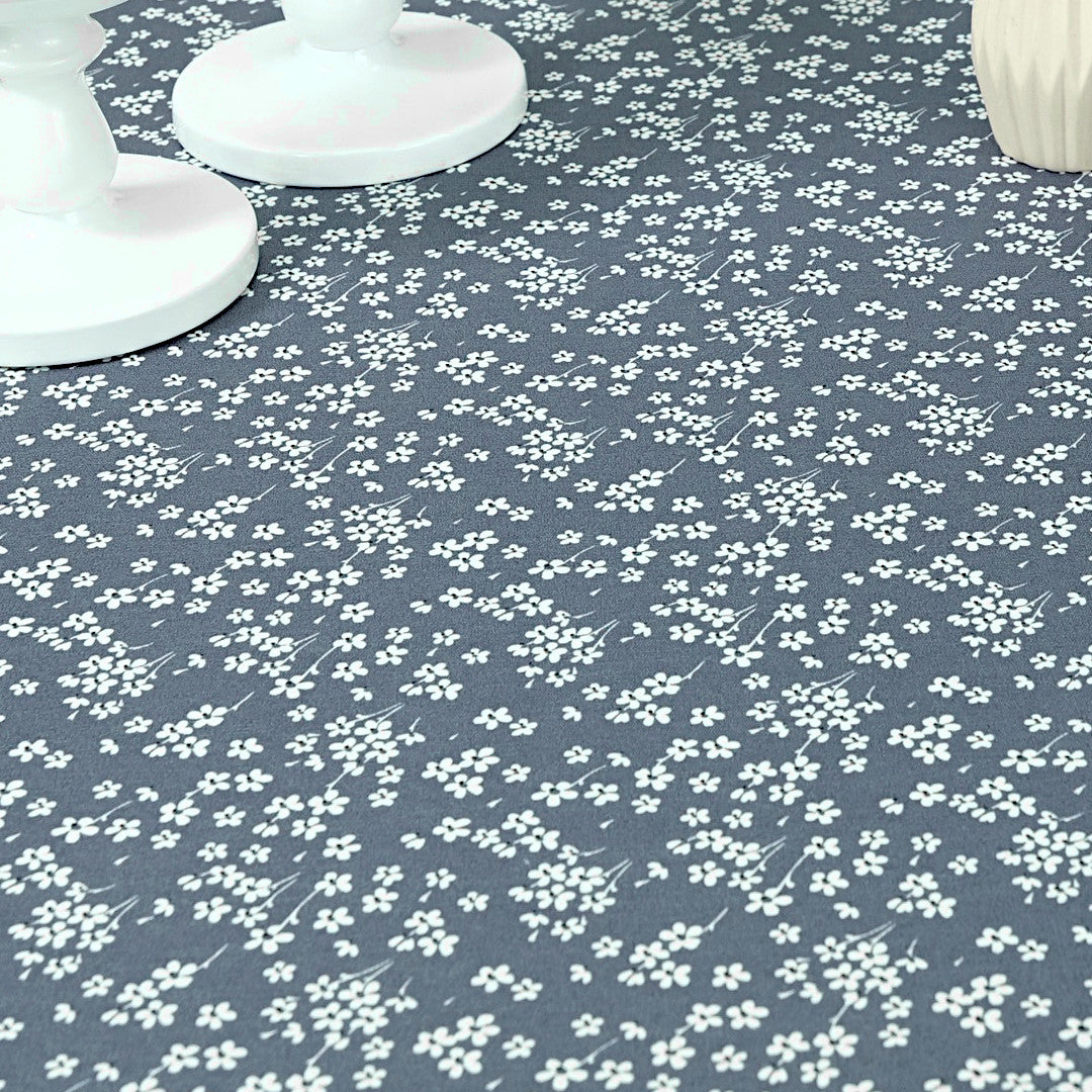 Milflores Staubblau – Abwaschbare Tischdecke mit kleinen Blumen