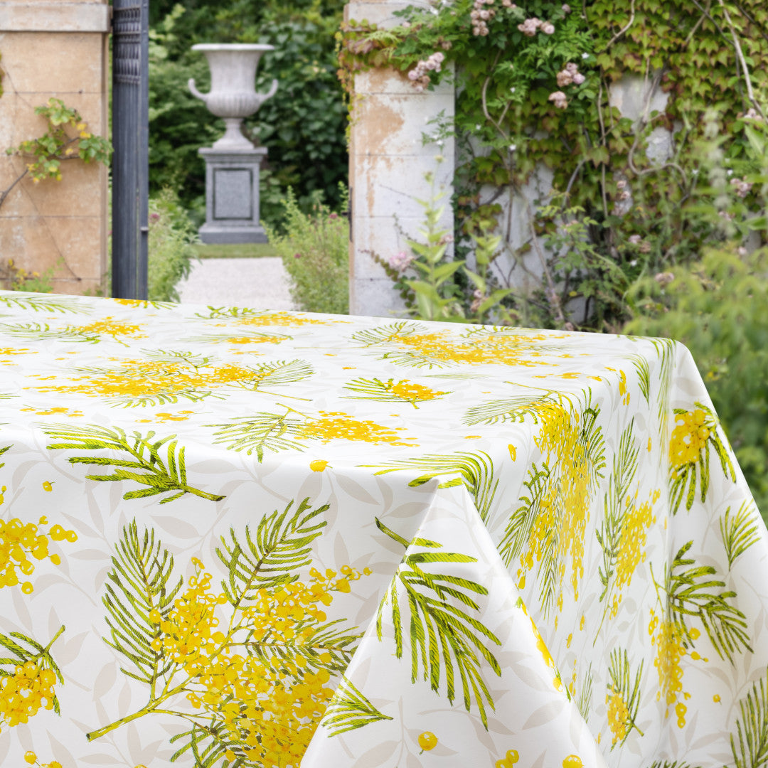Mimosa Sunshine – Blühende Wachstuch Tischdecke mit lebendigen Farben, Ambienteaufnahme