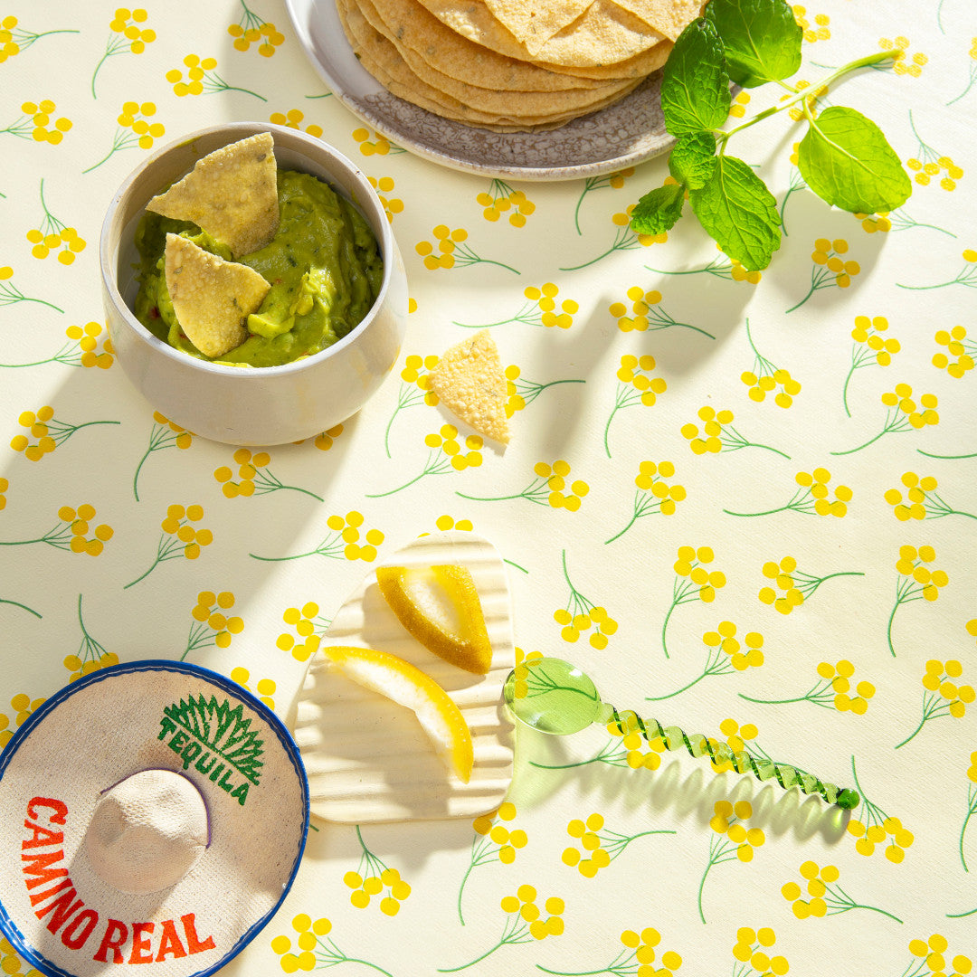 Mimosi Vanilla – Captain Cook Wachstuch Tischdecke mit kleinen grafischen Blumen, Nahaufnahme