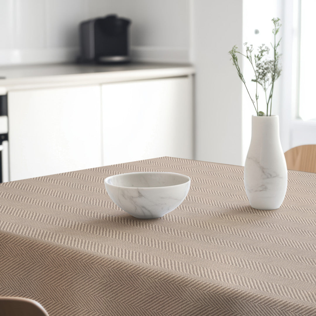 Nagore Beige – Abwaschbare Tischdecke mit klassischem Fischgrätmuster