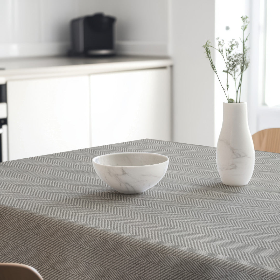 Nagore Gris – Abwaschbare Tischdecke mit klassischem Fischgrätmuster