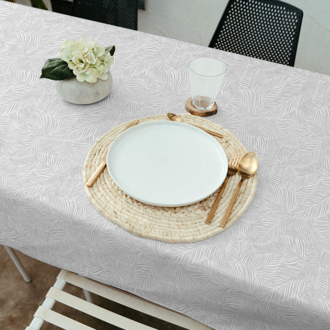 Nanda Grau – Abwaschbare Tischdecke mit weichen Palmblättern, Ambienteaufnahme