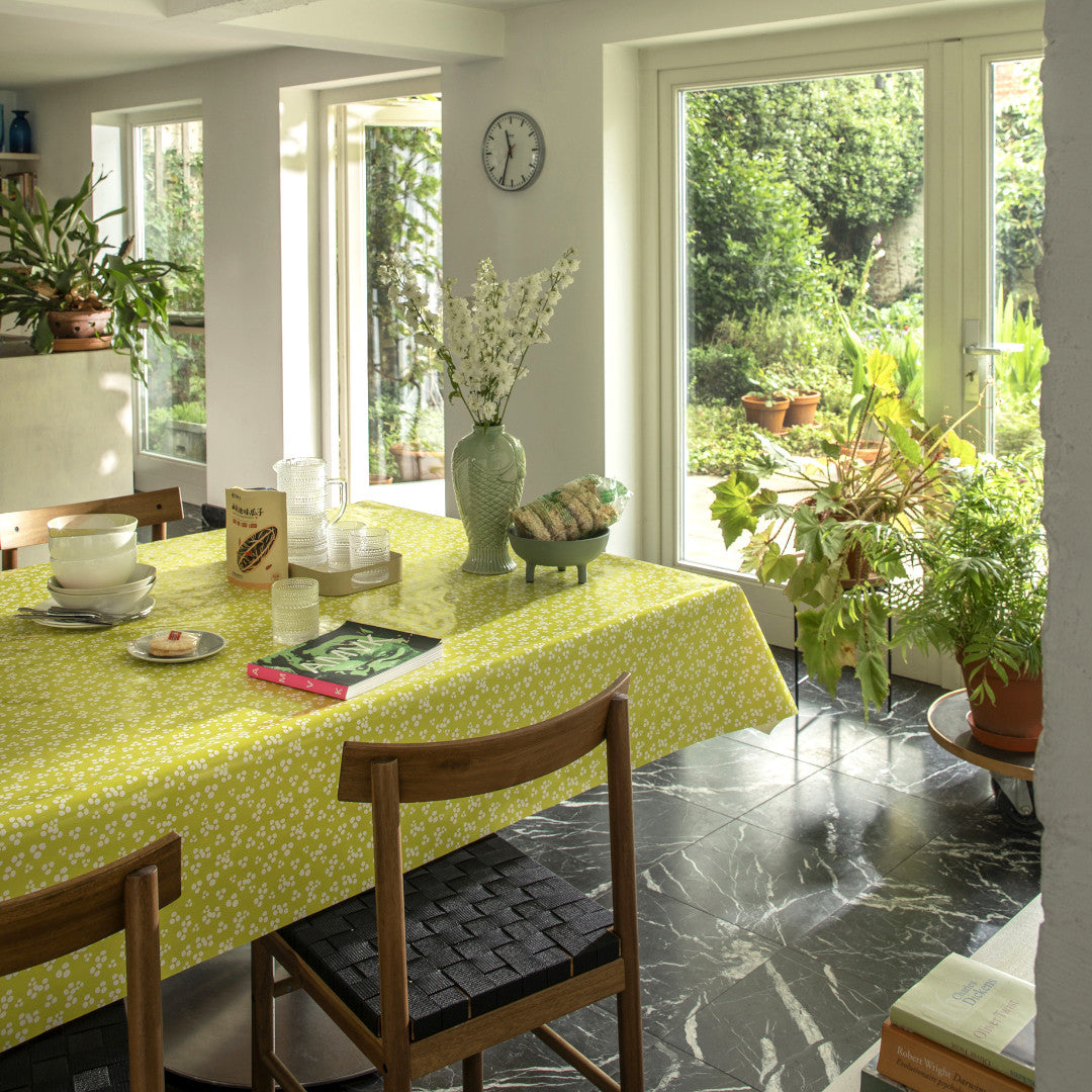 Niwa Bitter Lemon - Lola Wachstuch Tischdecke mit kleinen Blumen, Ambiente