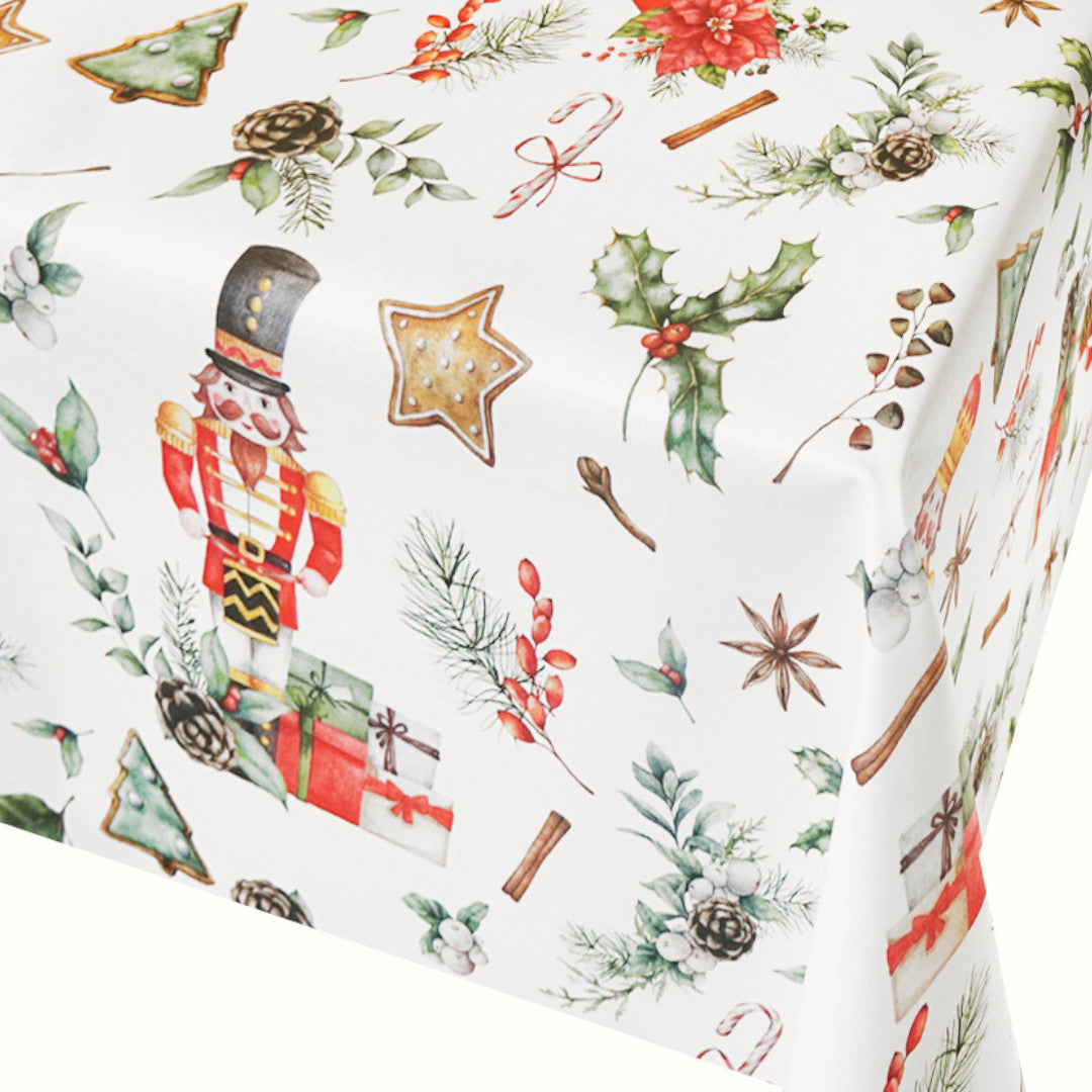 Nussknacker und Geschenke – abwaschbare Weihnachtstischdecke mit klassischen Motiven, Nahaufnahme