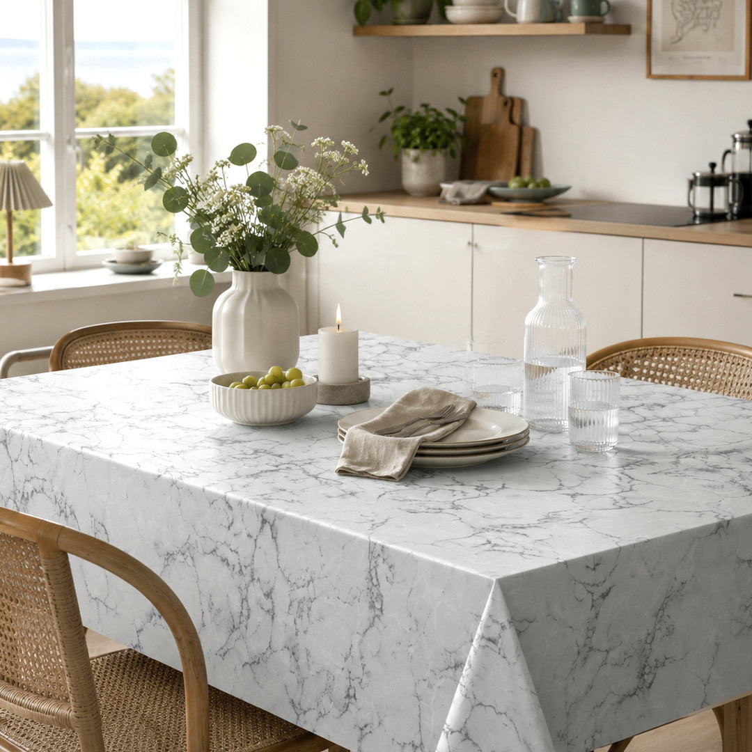 Nordfavn Carrara Weiß-Grau – glatte Wachstuch Tischdecke in Marmoroptik, Küchenumgebung