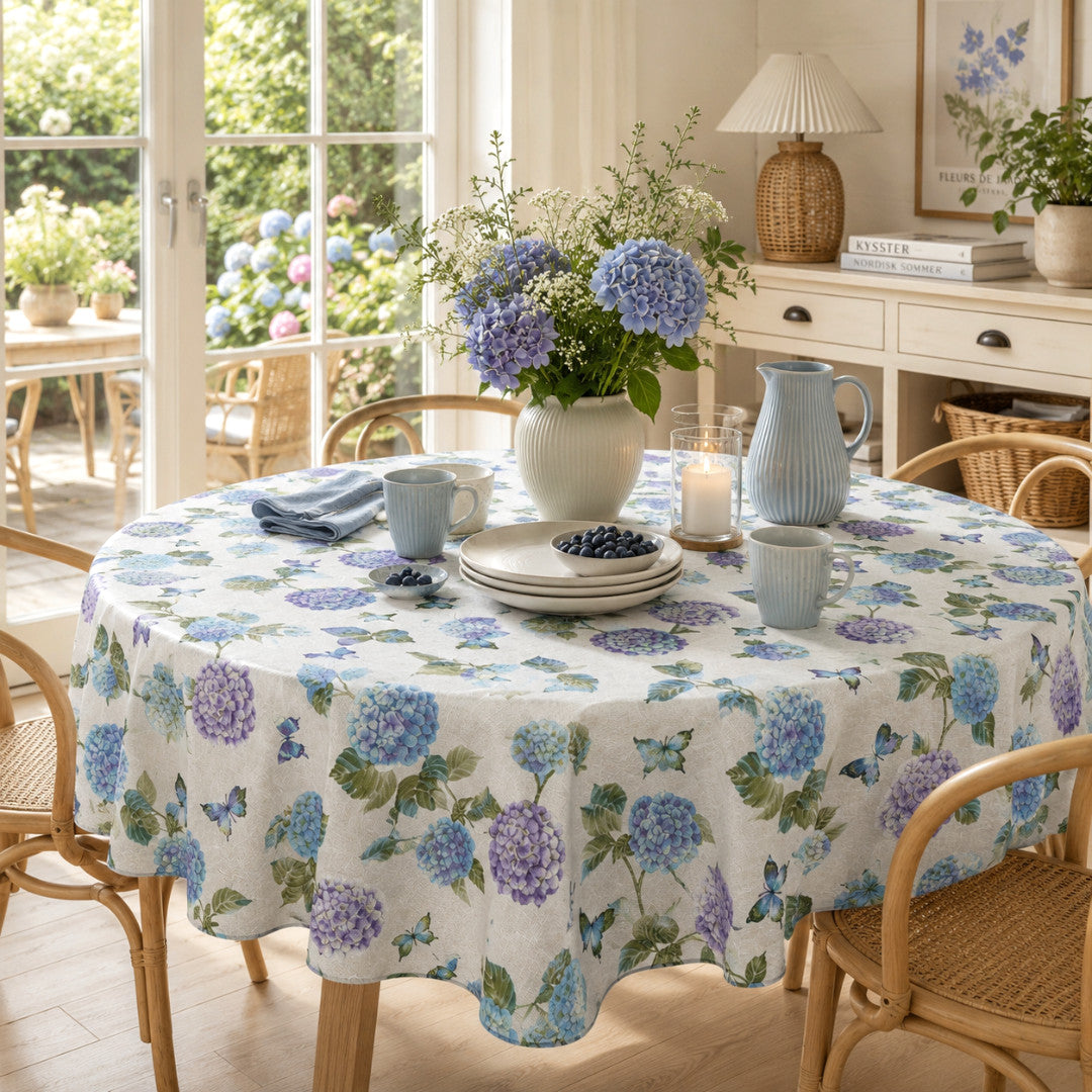 Nordfavn Hortensia Have Blau – Runde Wachstuch-Tischdecke mit Schmetterlingen