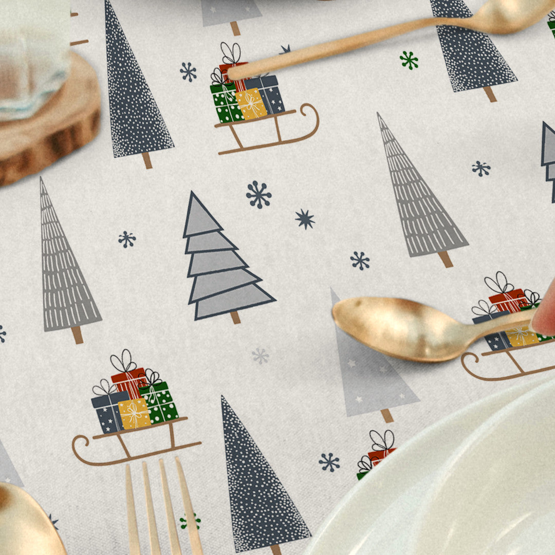 Nordfavn Pine – abwaschbare Weihnachtstischdecke mit Weihnachtsbäumen und Schlitten, Nahaufnahme