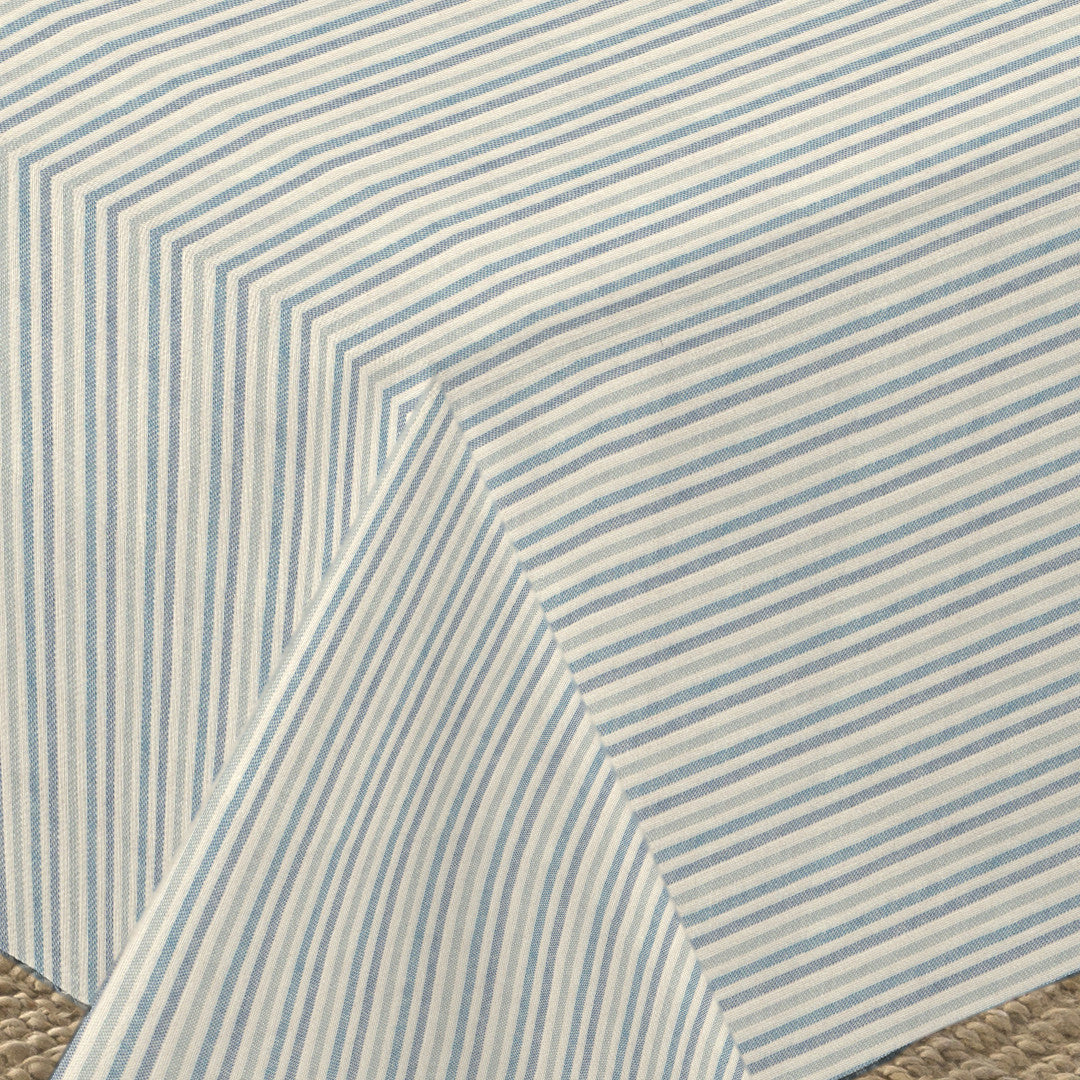 Nordfavn Pitiusa Meerblau – Abwaschbare Tischdecke mit kleinen Querstreifen, Ecke
