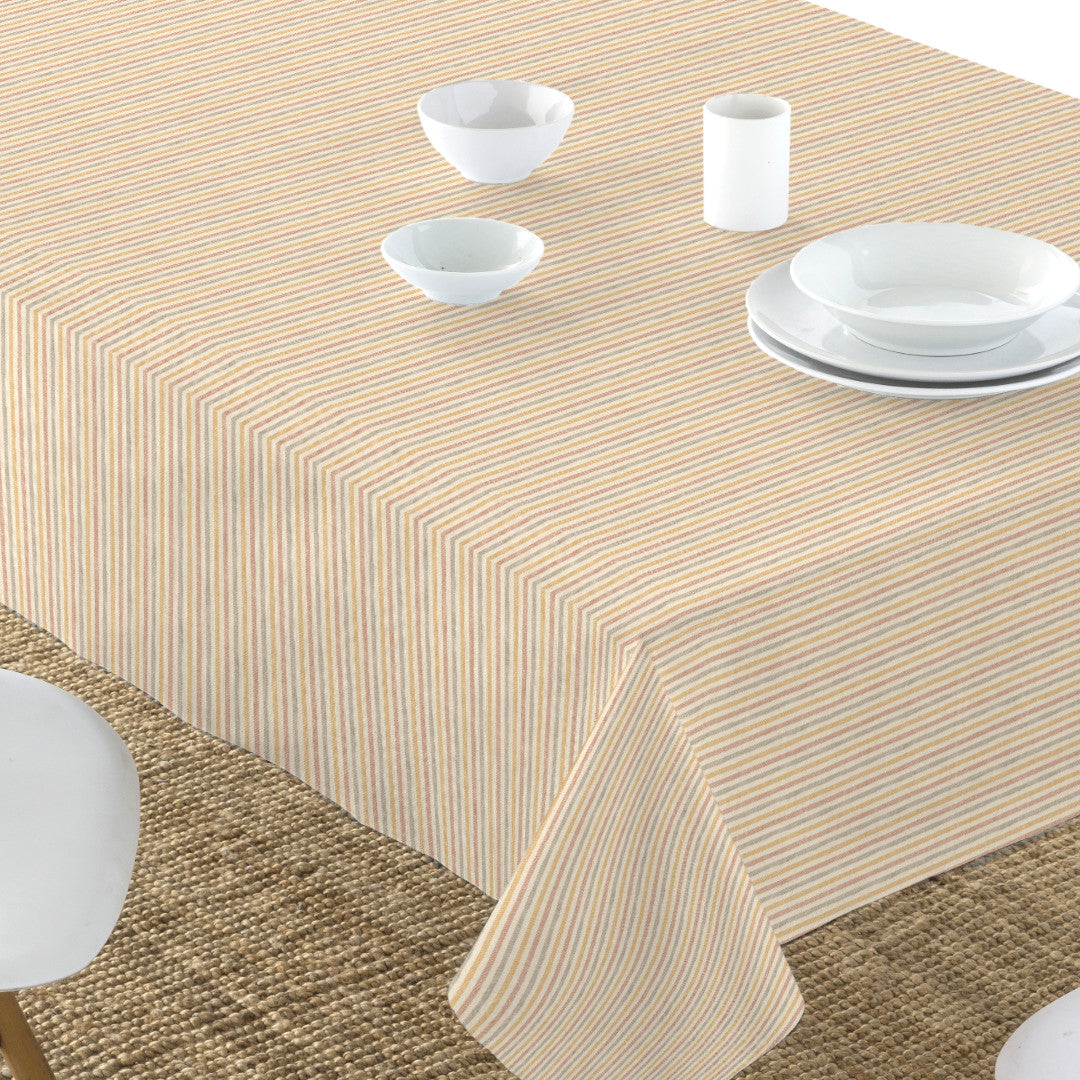 Nordfavn Pitiusa Sonnengelb und Terracotta – abwaschbare Tischdecke mit feinen Querstreifen auf dem Tisch