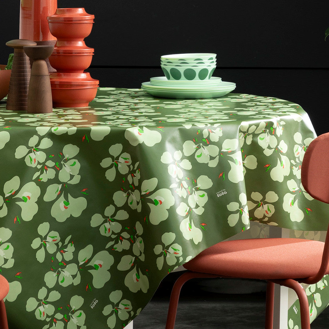 Orkide Dusty Olive – Lola Wachstuch Tischdecke mit Blumenprint, Ecke