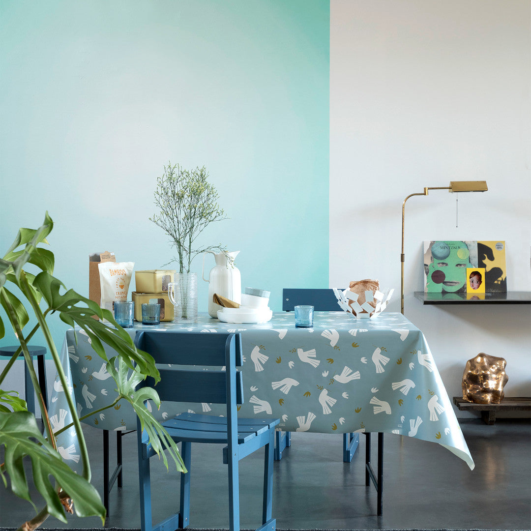 Peace is in the Air Gletsjer – Lola Wachstuch Tischdecke mit grafischem Vogelmotiv, Ambiente