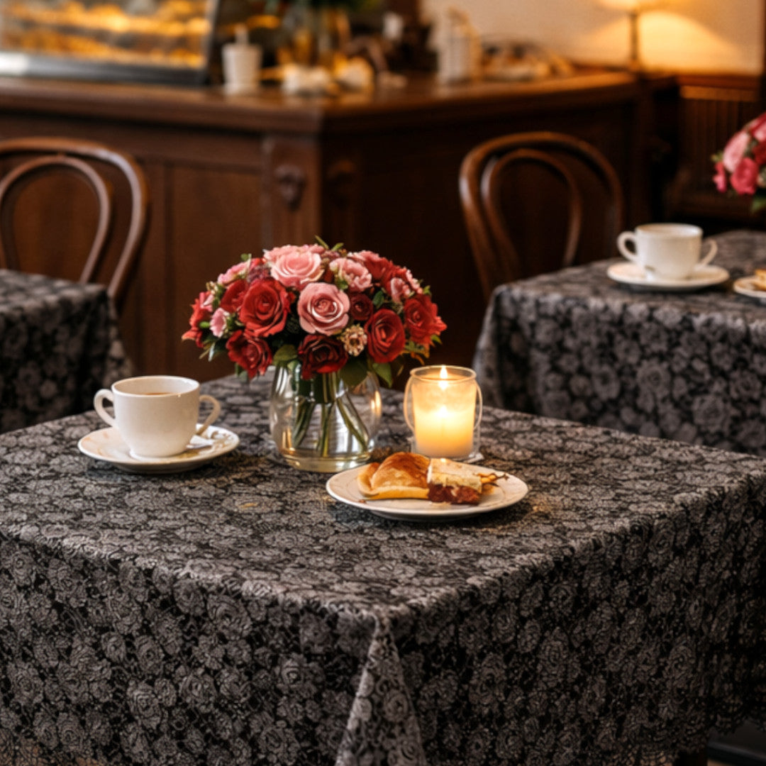 Petite Rose Schwarz – Wachstuch Tischdecke in Spitzenoptik mit kleinen Rosen, Caféambiente