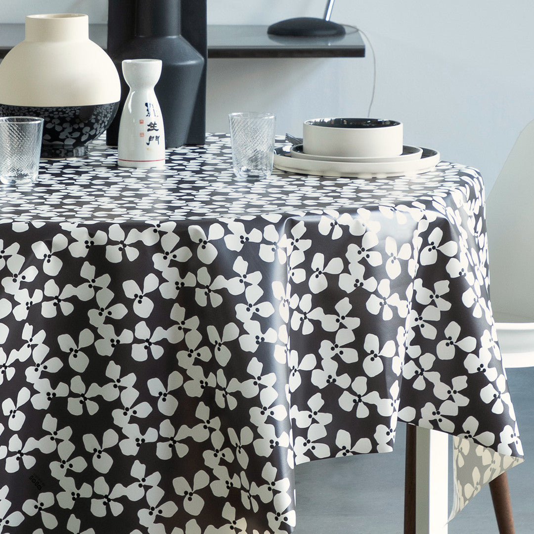 Poppy Graphite - Lola Wachstuch Tischdecke mit grafischem Blumendesign, Ecke