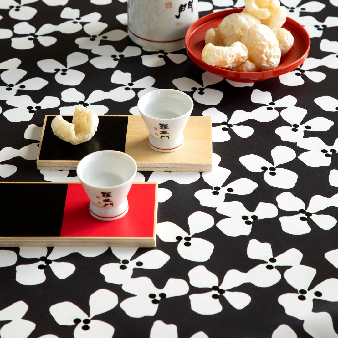 Poppy Graphite - Lola Wachstuch Tischdecke mit grafischem Blumendesign, Nahaufnahme