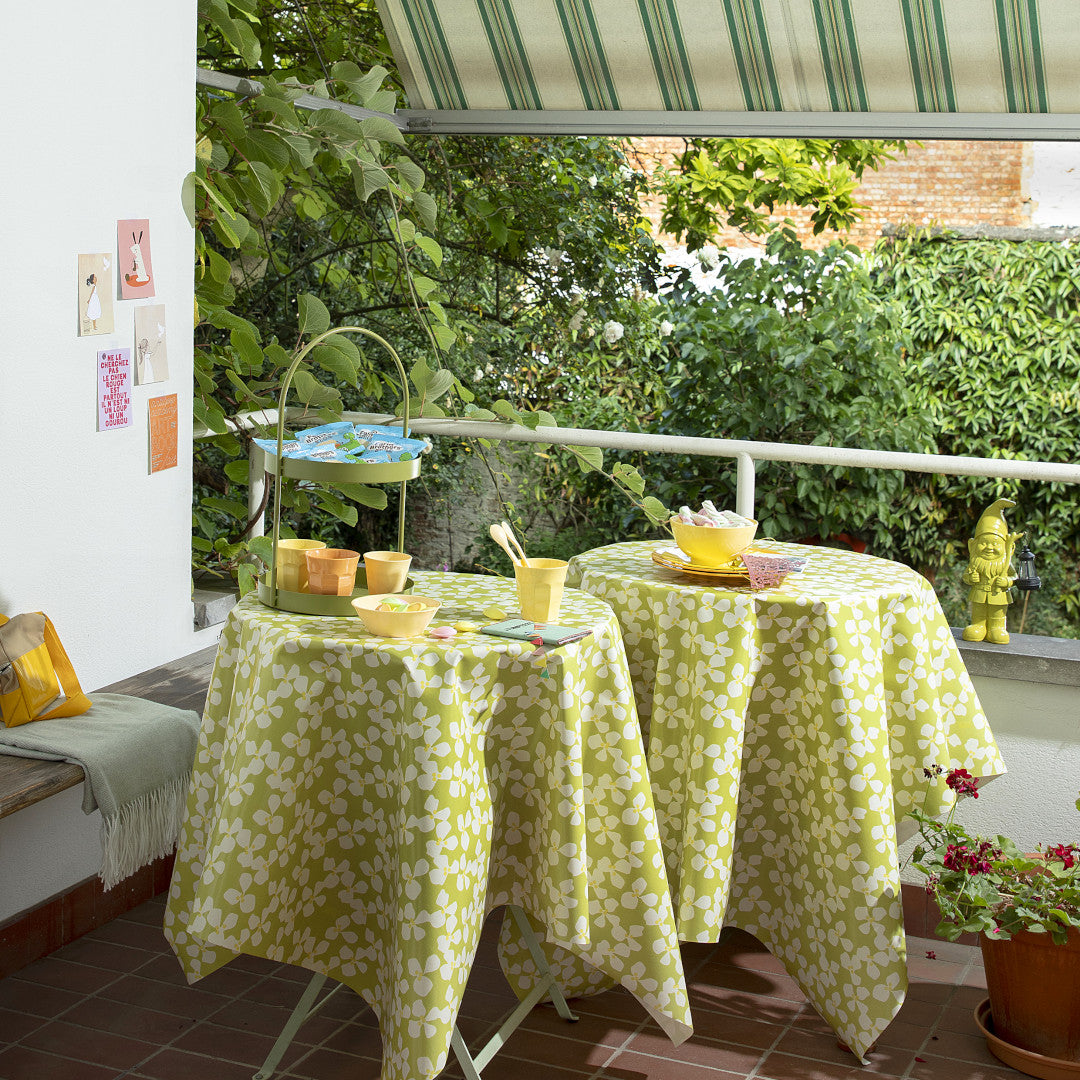 Poppy Spring Moss - Lola Wachstuch Tischdecke mit grafischem Blumendesign, Ambiente