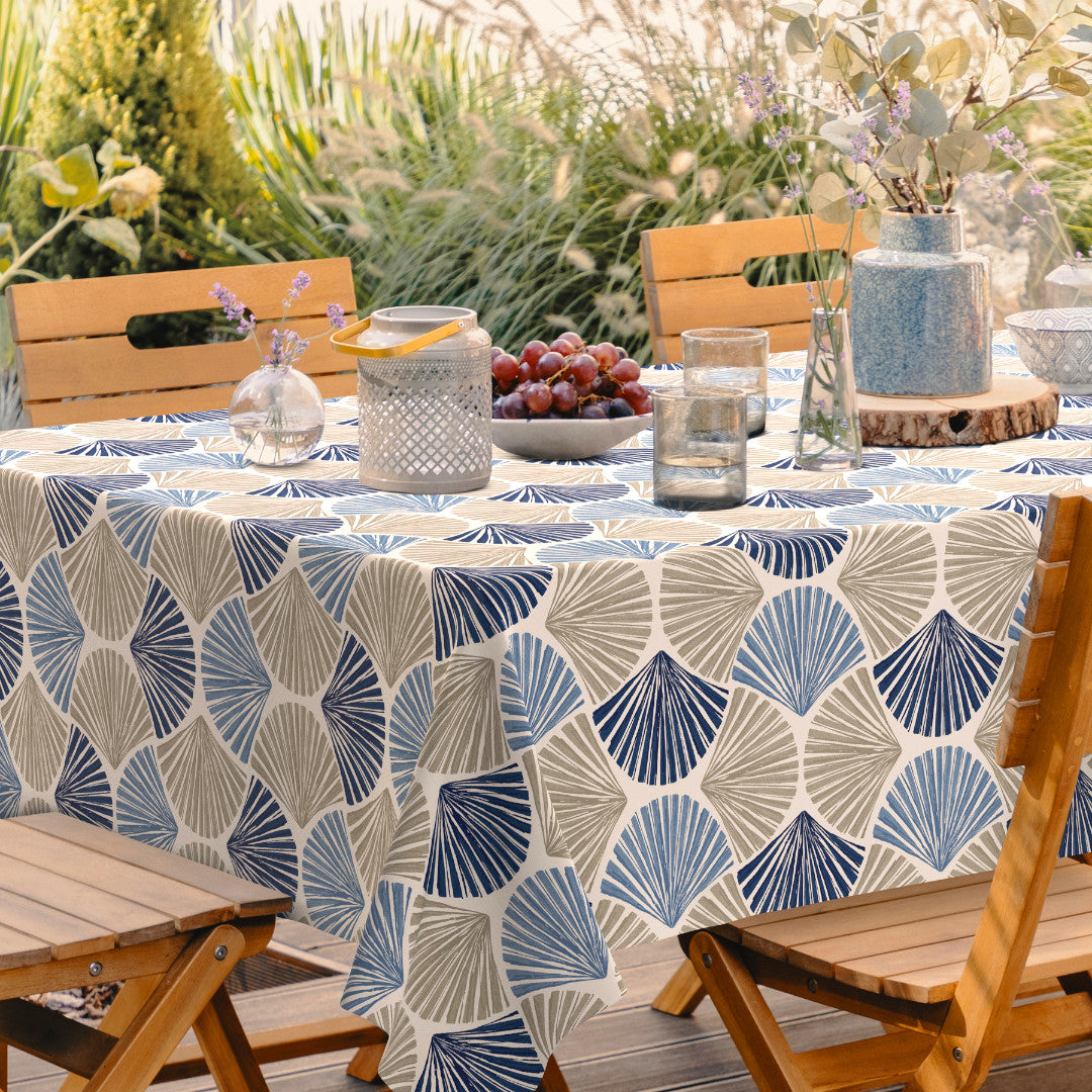 Seashells – Extra starke Wachstuch Tischdecke mit Muschelmuster, Ambienteaufnahme