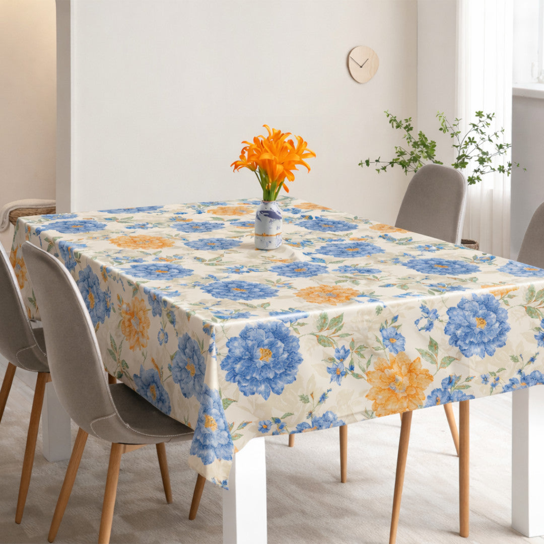 Sommerflora Beige – Wachstuch Tischdecke mit blauen und goldenen Blumen, Ambiente