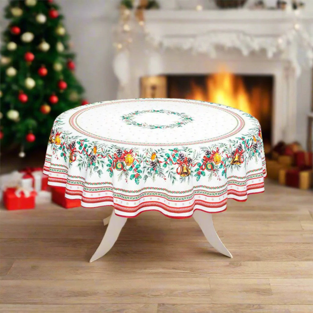 Sylvestre Weiß – Runde französische Weihnachtstischdecke mit Acrylbeschichtung, Ø 230 cm, Ambienteaufnahme