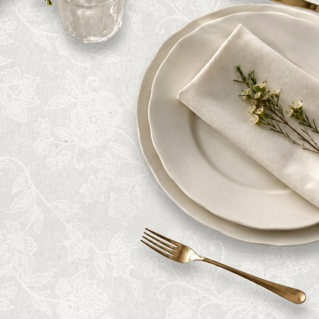 Tamayo Blanco – Jacquardgewebte abwaschbare Tischdecke in Offwhite, 160 cm breit, Nahaufnahme
