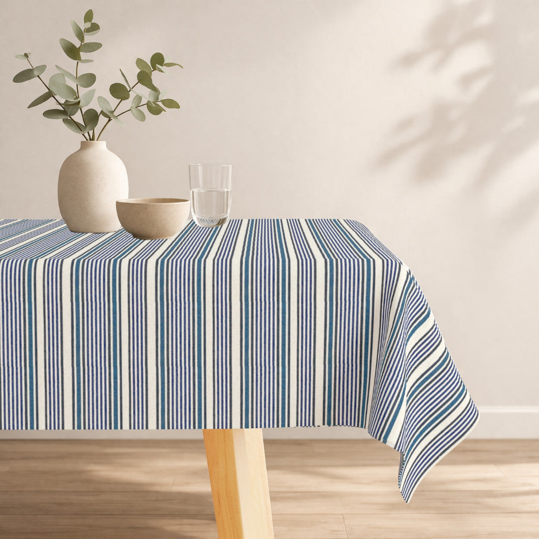 Tarsila – Abwaschbare Tischdecke mit blauen Querstreifen, 180 cm breit, Ambiente