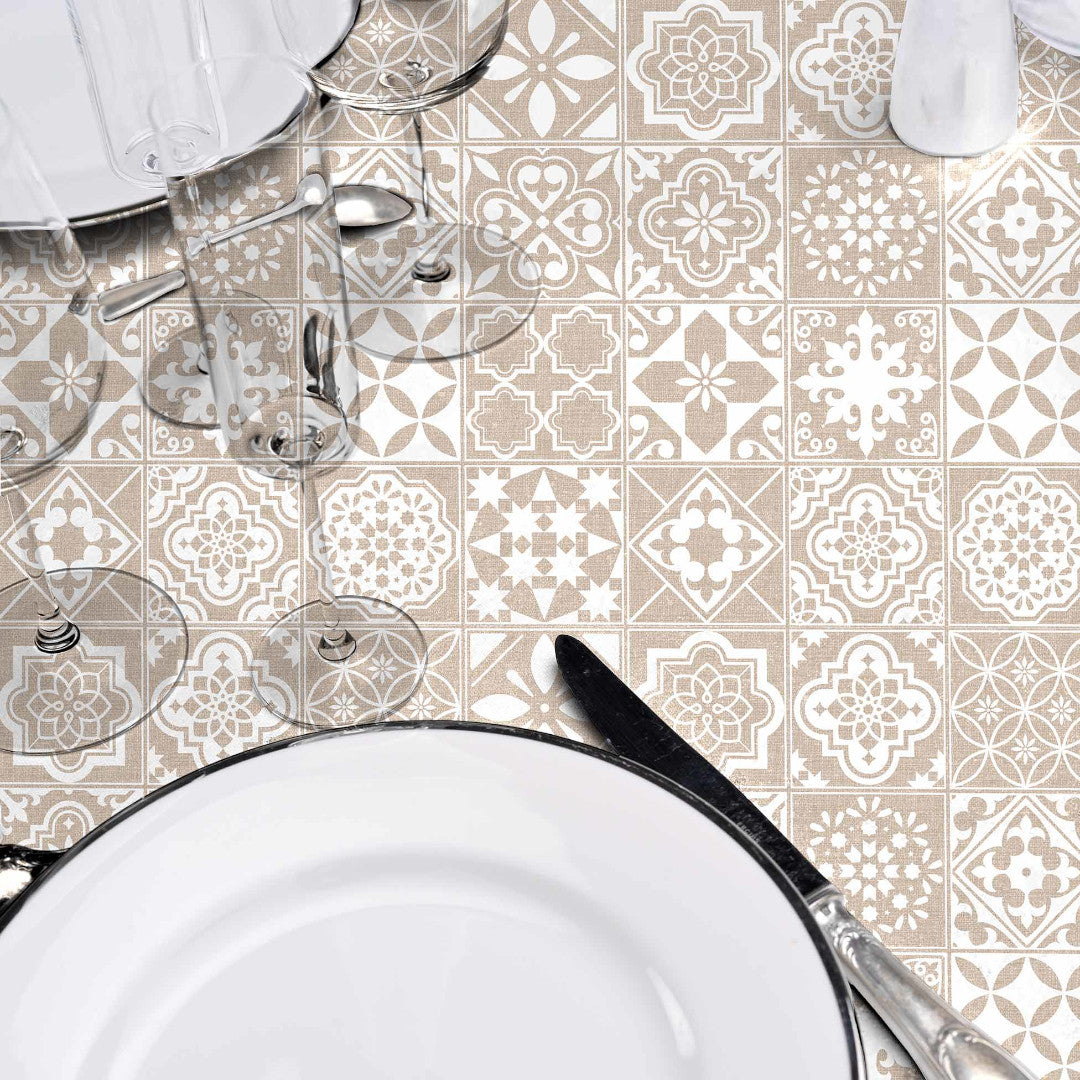 Textilia Carella – Runde Wachstuch-Tischdecke mit klassischem Kachelmuster in Beige, Ø 155 cm, Nahaufnahme