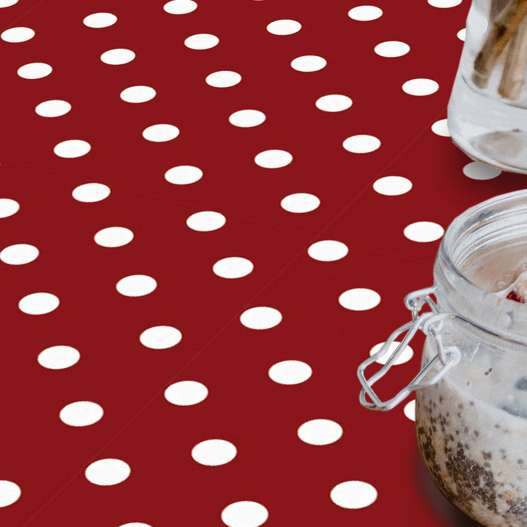 Top Dots Red - dunkelrote Wachstuch Tischdecke mit weißen Punkten, Nahaufnahme