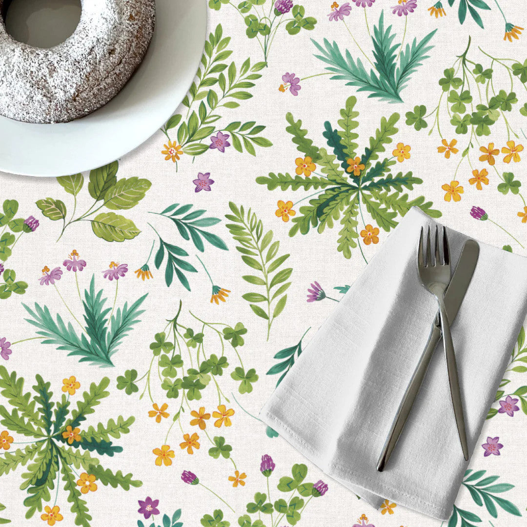 Vild Kløver – Wachstuch Tischdecke mit Blumen und Kräutern, 160 cm breit, Tischdekoration