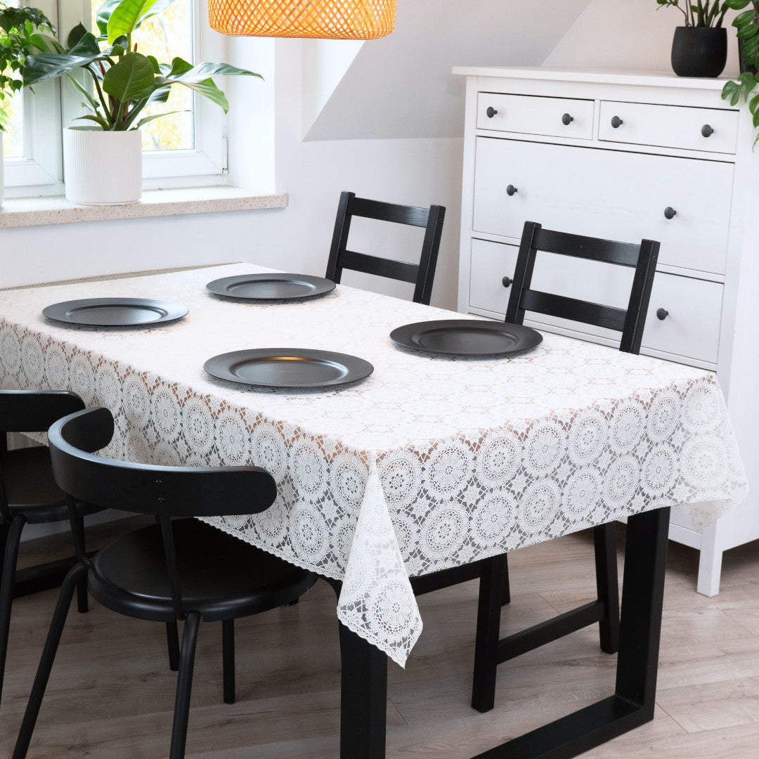 White Chantilly – weiße Wachstuch Tischdecke in Spitzenoptik mit klassischem Rosettenmuster, Ambienteaufnahme