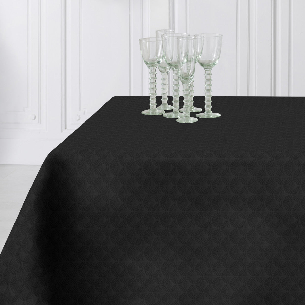 Amigoni Schwarz – jacquardgewebte abwaschbare Tischdecke mit dezentem Fächermuster