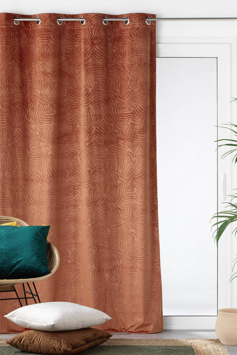 Analia geprägter Velours Terrakotta-Orange – Verdunkelungsvorhang 140 x 240 cm, Ambienteaufnahme