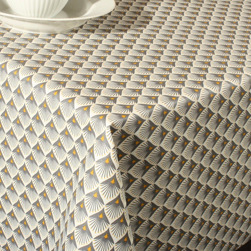 Baker Taupe – Abwaschbare Tischdecke mit schönem grafischem Motiv