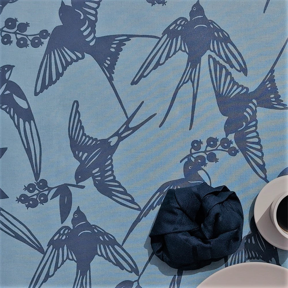 BIRDS Arona Blue - Notes by Susanne Schjerning - abwaschbare Tischdecke mit rutschfester Unterseite
