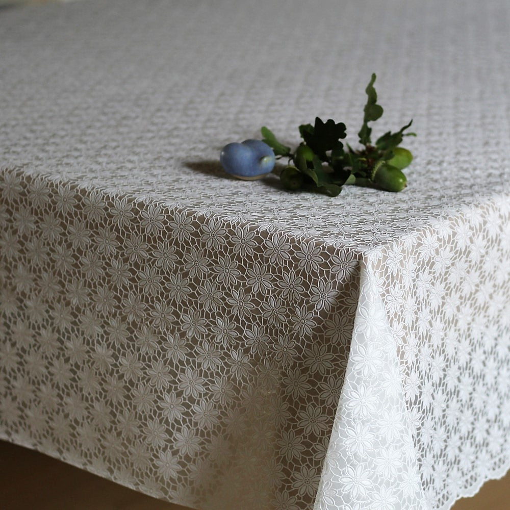 Daisy Lace – Weiße Wachstuch Tischdecke mit kleinen Blumen